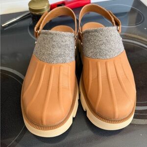 Sorel Tan and Gray Clog Sandals